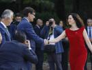 Ayuso cumple su promesa y se levanta de la mesa después de que Pradales e Illa hablasen en euskera y catalán