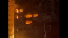 Las duras imágenes del incendio que consume un edificio en Teherán tras el ataque israelí