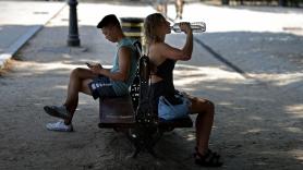 En Reino Unido ven el aviso por calor de la AEMET y alertan a sus ciudadanos que en España se pide no tomar cerveza
