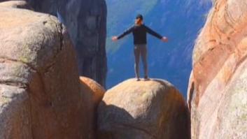 Esta roca lleva colgando desde el 50000 a.C. y ahora es el nuevo fondo de selfis en internet