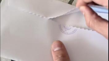 Enseña la carta que le ha mandado la Casa Real después de entregarle estos objetos a Letizia
