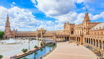 Estas son las otras plazas de España donde para acceder a ellas debes salir de España