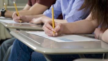 Un joven acaba en el hospital por usar un pinganillo para copiar en un examen de la DGT