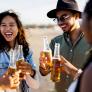 Un informe lanza una alerta sobre este hábito durante el cerveceo en bares y terrazas: todos lo hacemos